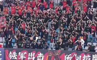 中国足球联赛再掀热潮，球员们为荣誉全力拼搏