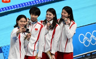 法国体操队女选手斩获铜牌