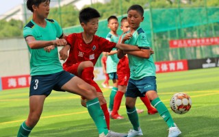 足球赛事精彩纷呈，比赛过程引人入胜