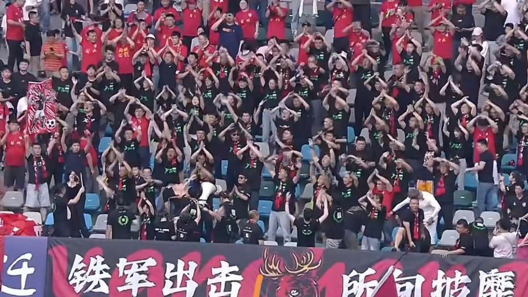 中国足球联赛再掀热潮，球员们为荣誉全力拼搏-第1张图片-德信体育