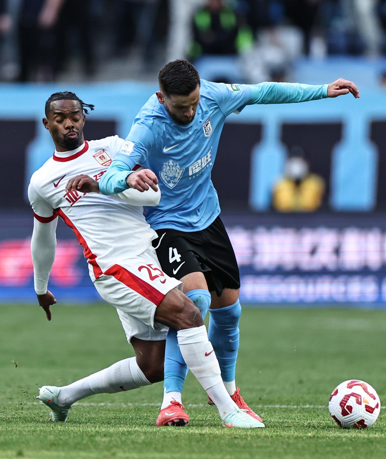 中东球队主场优势明显,掀起足球狂潮-第1张图片-德信体育 中东球队主场优势明显,掀起足球狂潮-第1张图片-德信体育