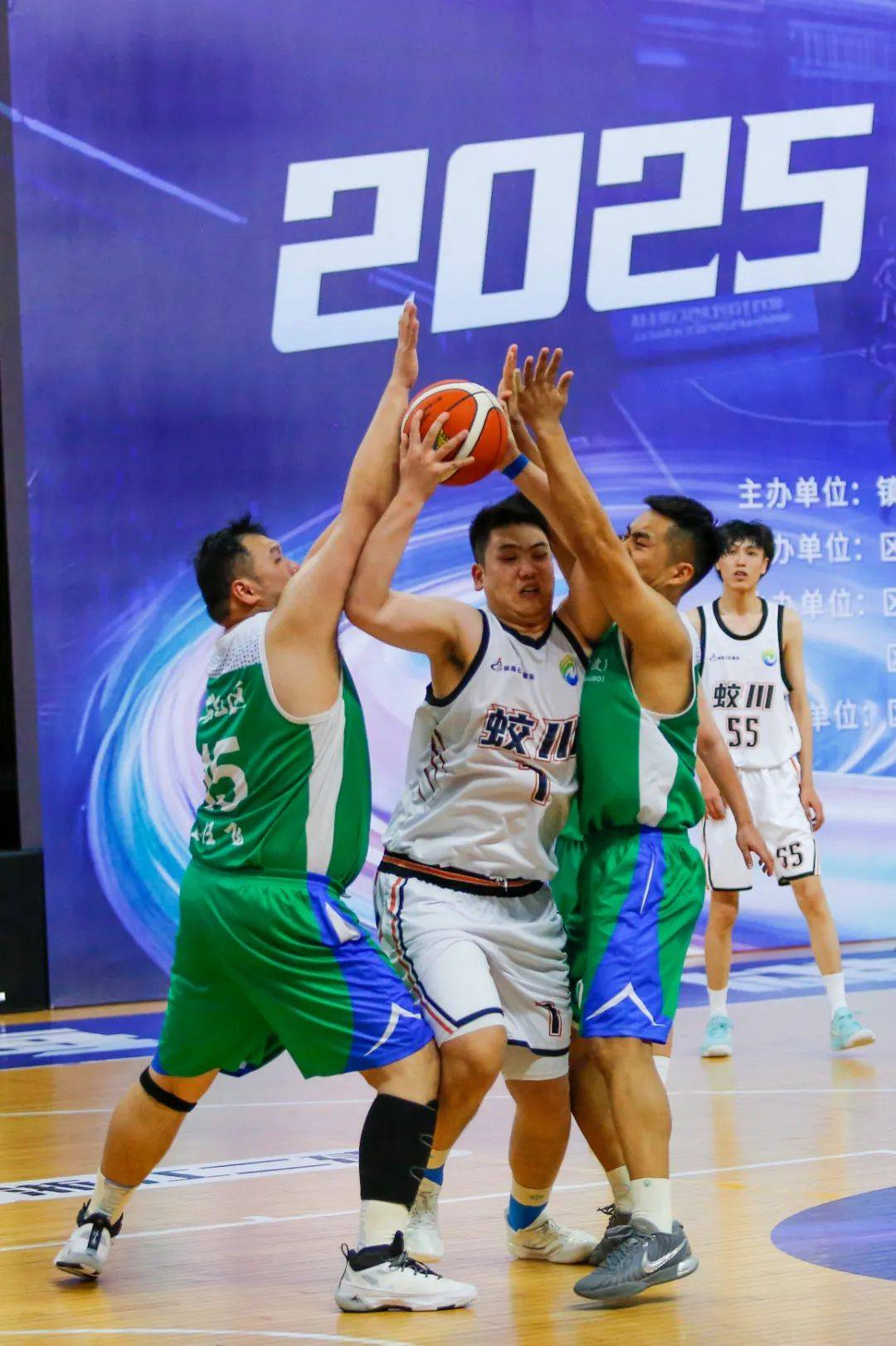 豪强球队在篮球职业联赛中全力拼搏-第1张图片-德信体育