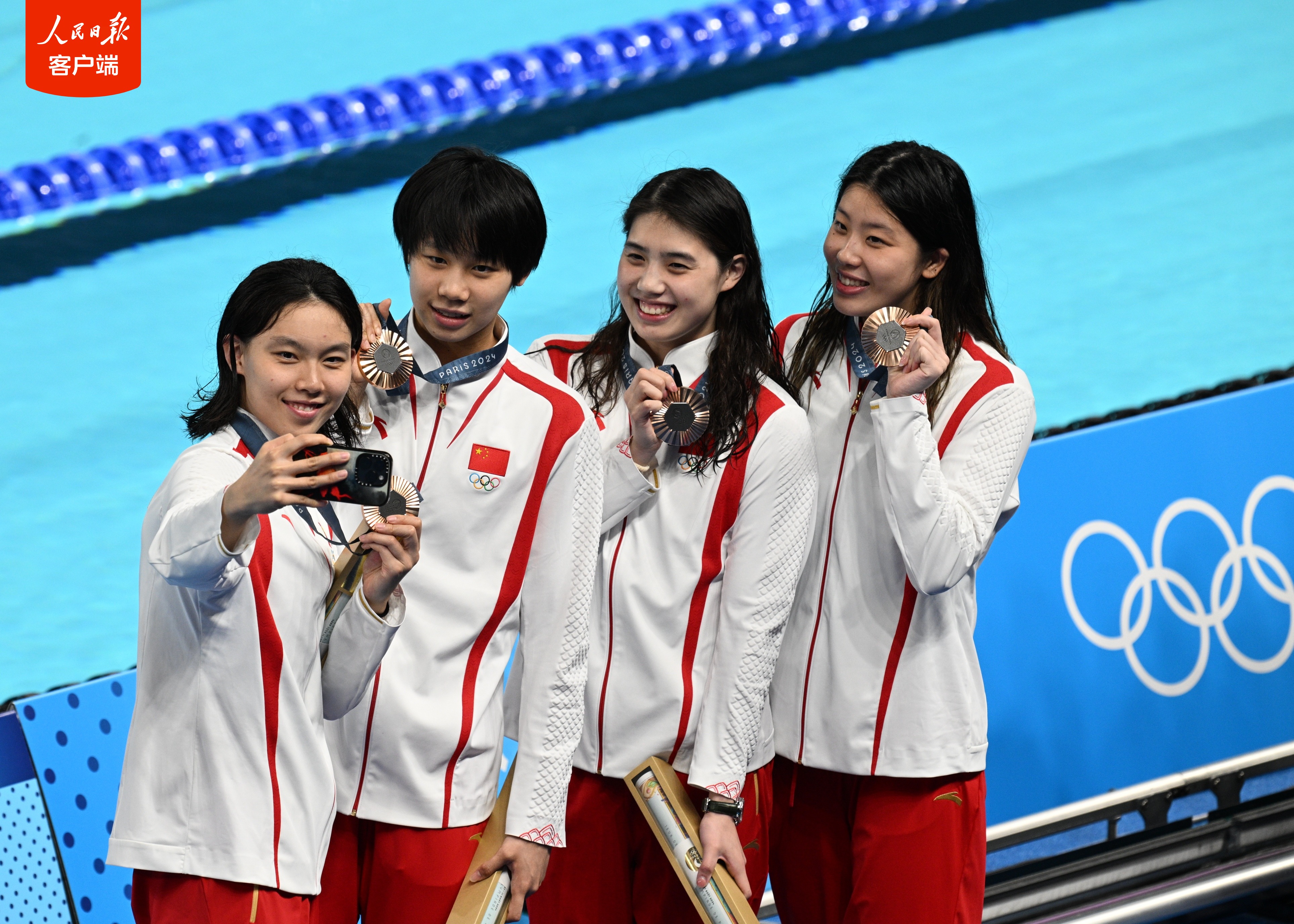 法国体操队女选手斩获铜牌-第1张图片-德信体育