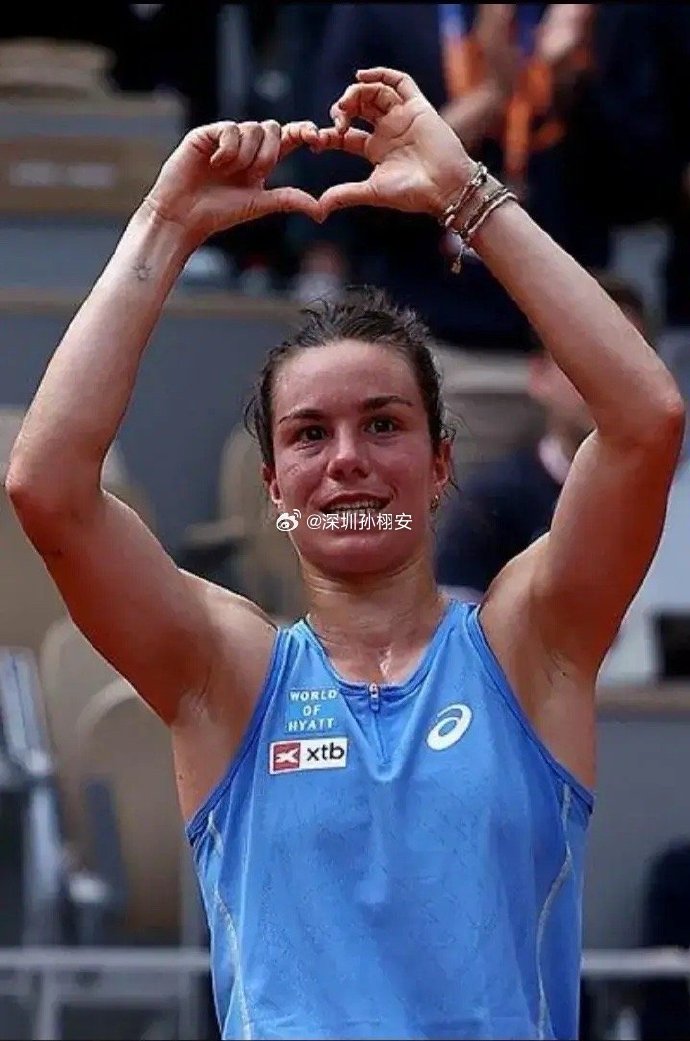 法国体操队女选手斩获铜牌-第2张图片-德信体育